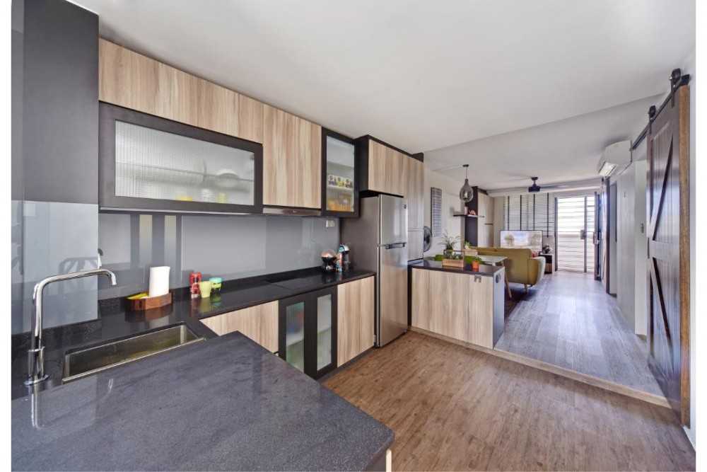 Modern Kitchen with Wood Flooring and Kitchen Backsplash