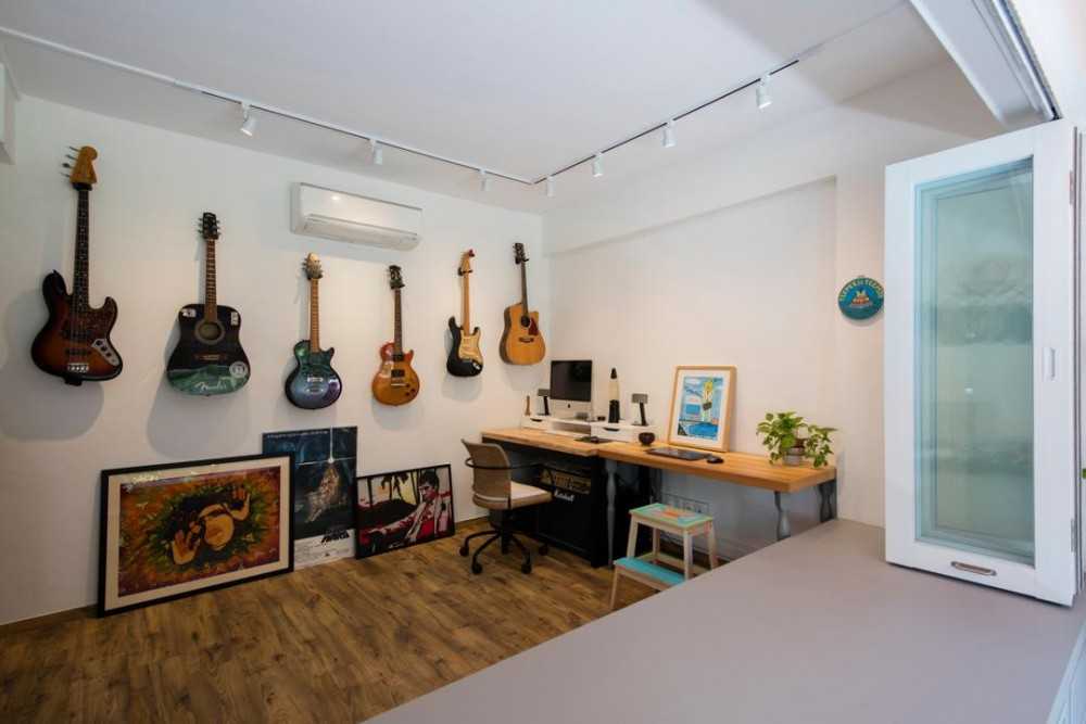 Eclectic Studio with Wood Flooring and Bay Window
