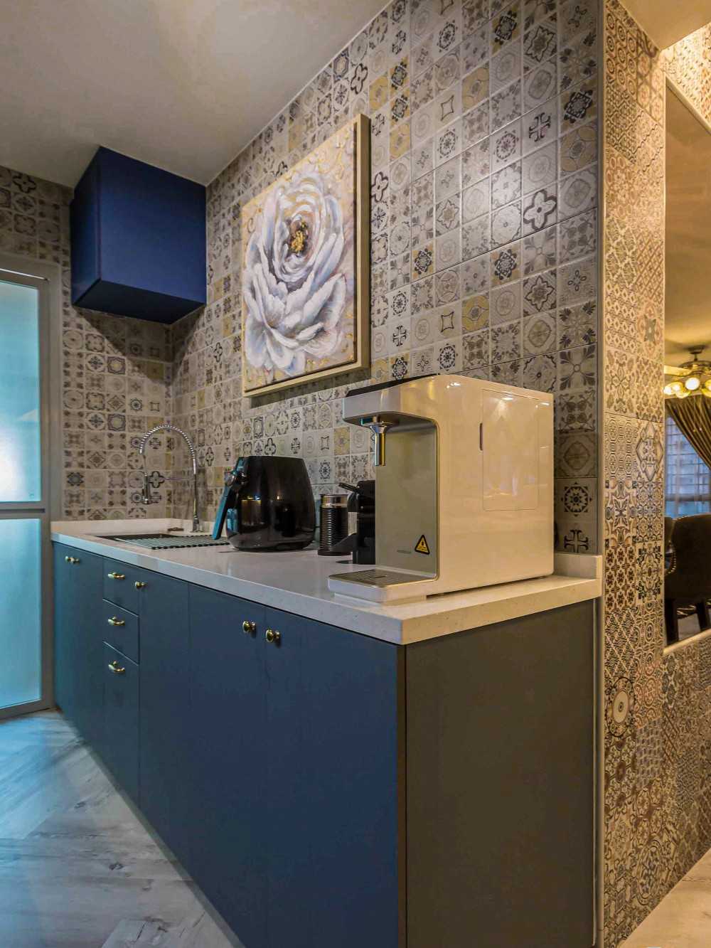 Eclectic Kitchen with Countertop and Homogeneous Tiles