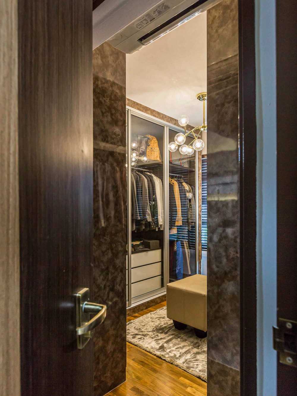 Eclectic Walk-in Wardrobe with Wardrobe and Sliding Wardrobe