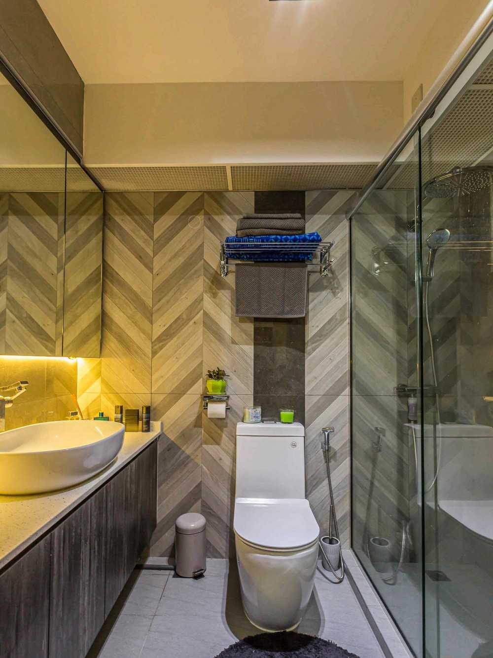 Eclectic Bathroom with Countertop and Homogeneous Tiles