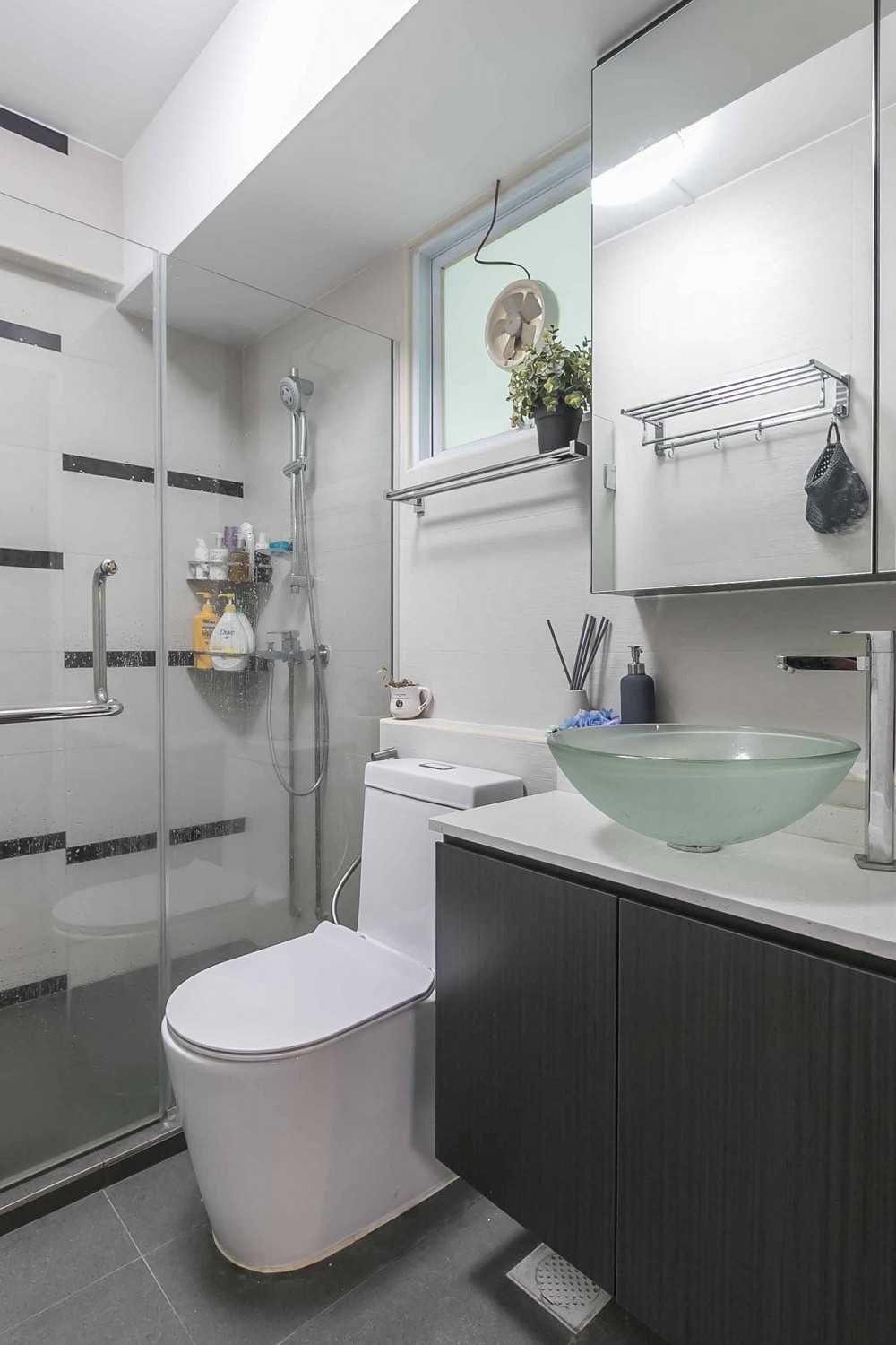 Modern Bathroom with Homogeneous Tiles and Mirror