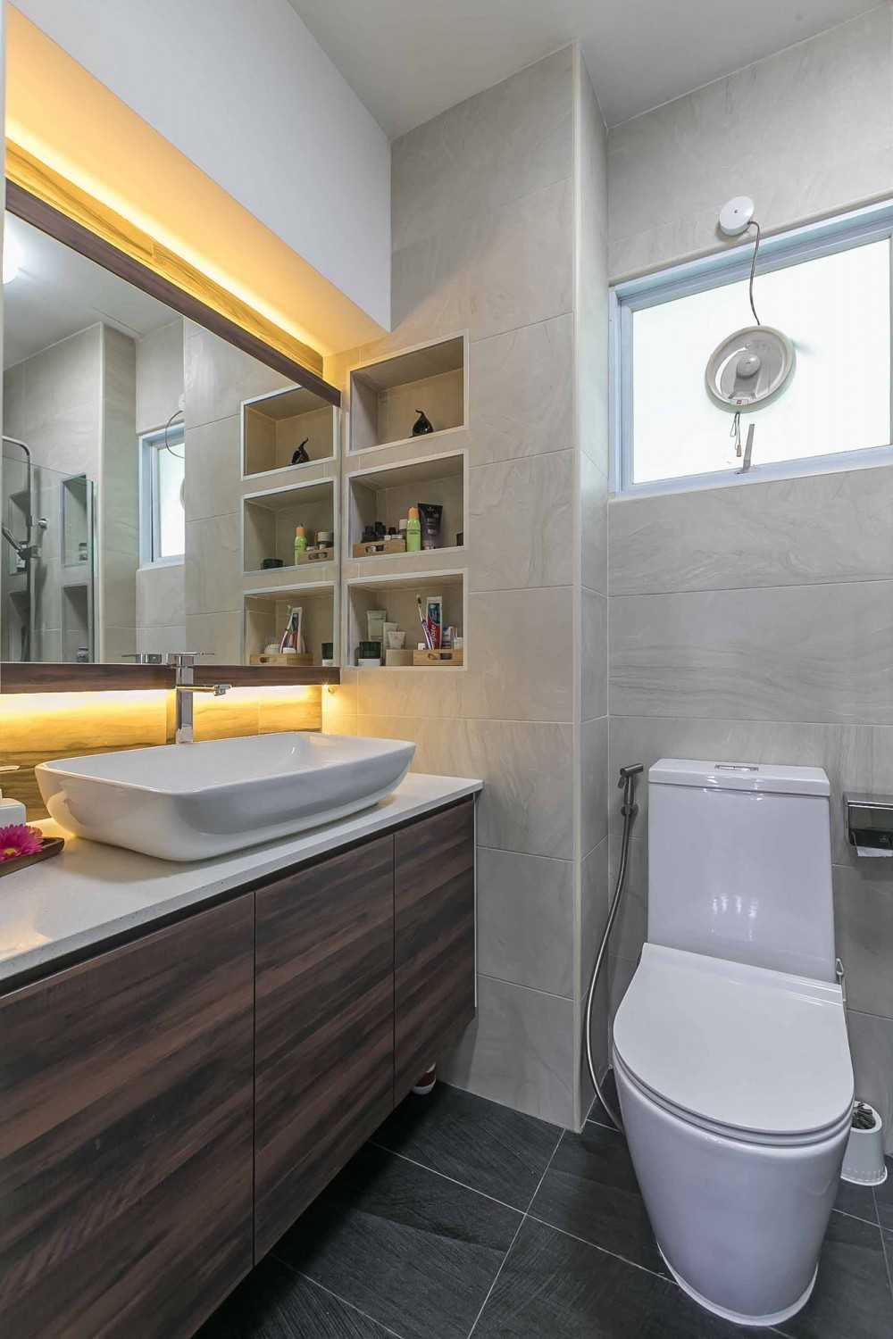 Modern Bathroom with Homogeneous Tiles and Mirror