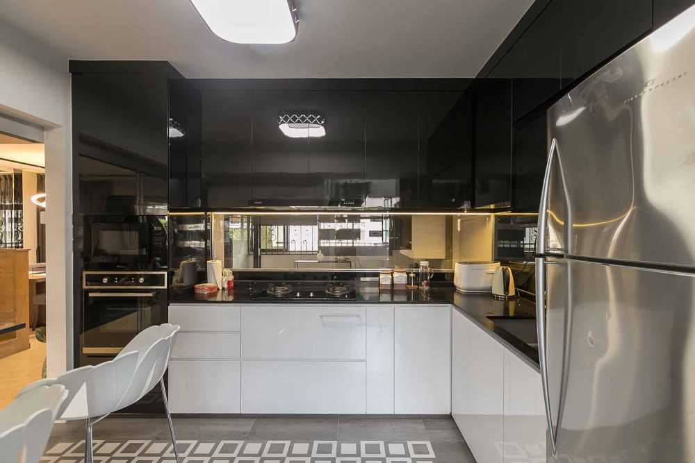 Modern Kitchen with Countertop and Homogeneous Tiles