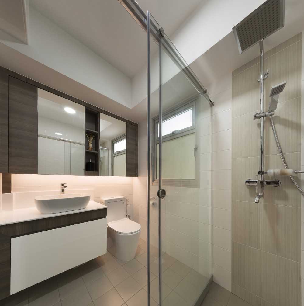 Scandinavian Bathroom with Homogeneous Tiles and Mirror