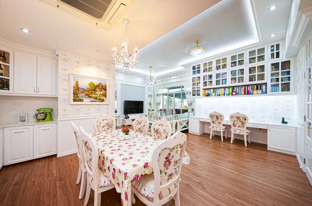 Vintage Dining Room with Bookshelf and Cove Lighting