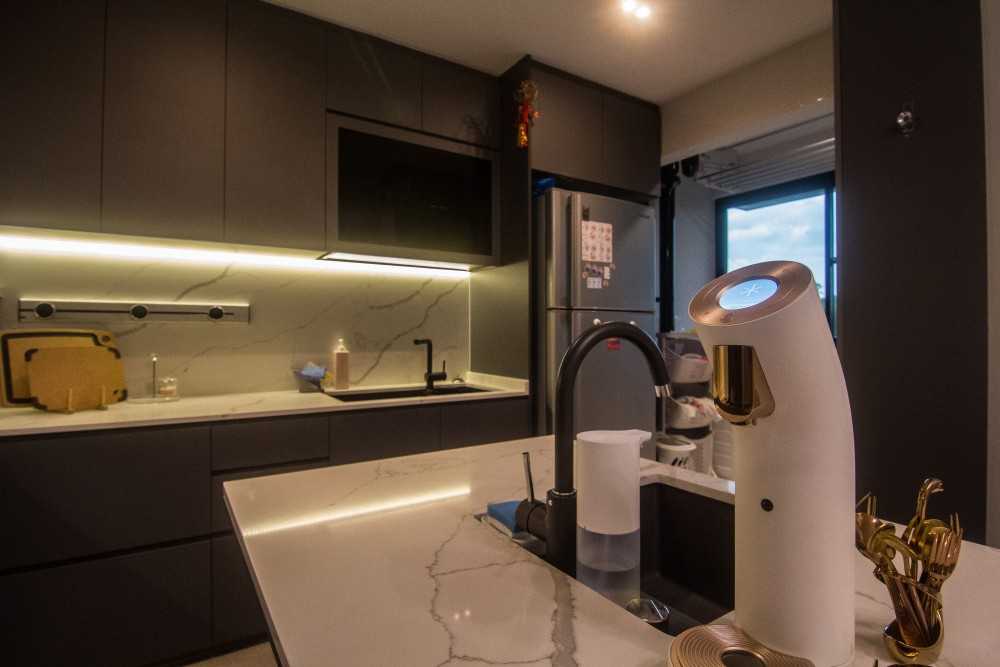 Modern Kitchen with Kitchen Island and Open Kitchen