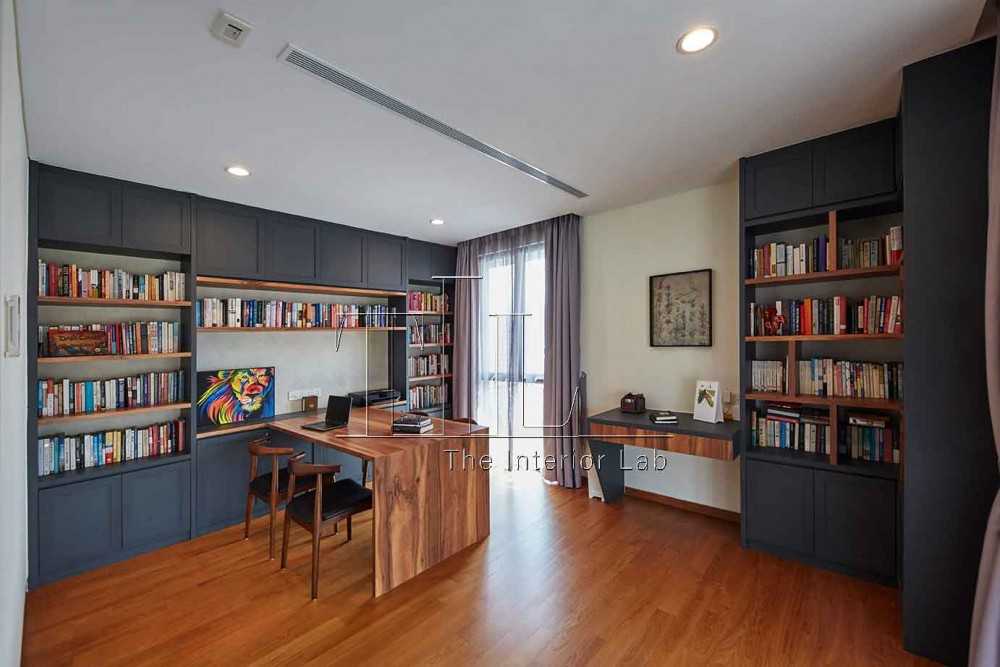 Modern Home Office with Bookshelf and Desk
