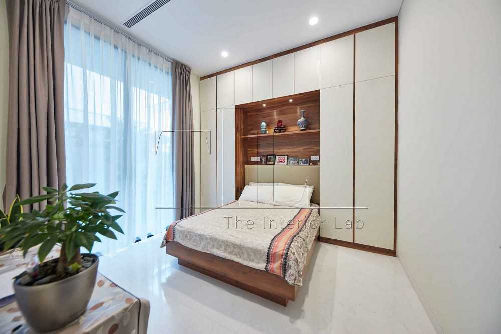Modern Bedroom with Sliding Wardrobe and Bedroom Dresser