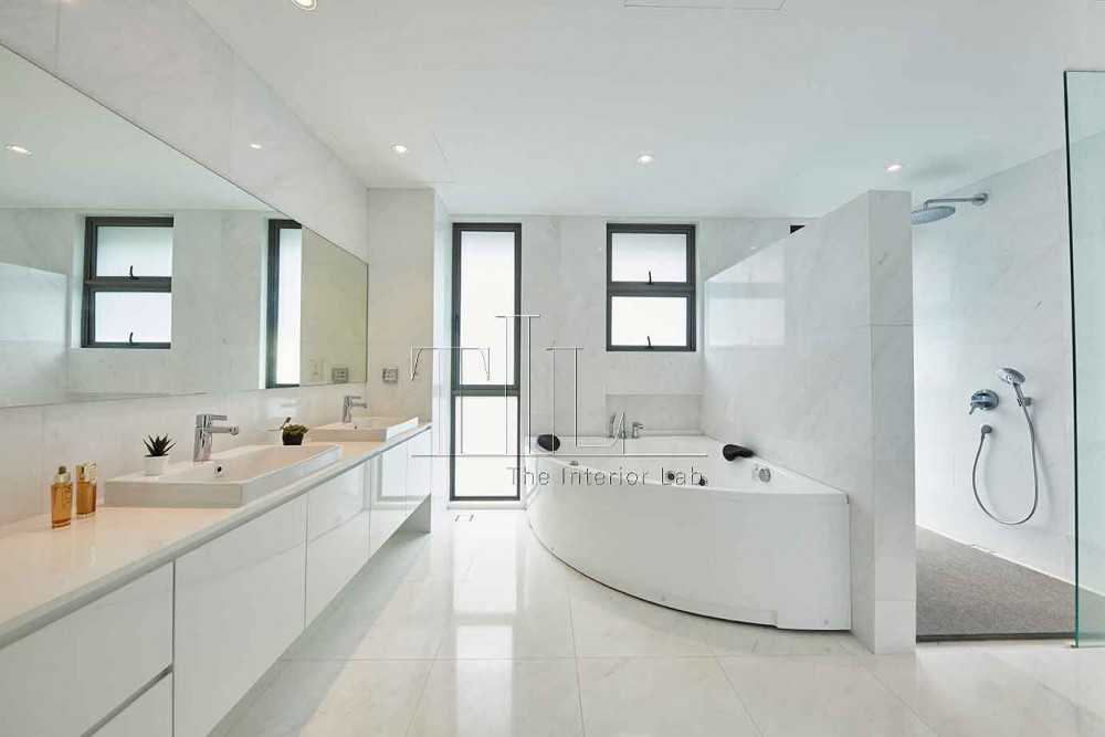Modern Bathroom with Bathtub and Rainshower