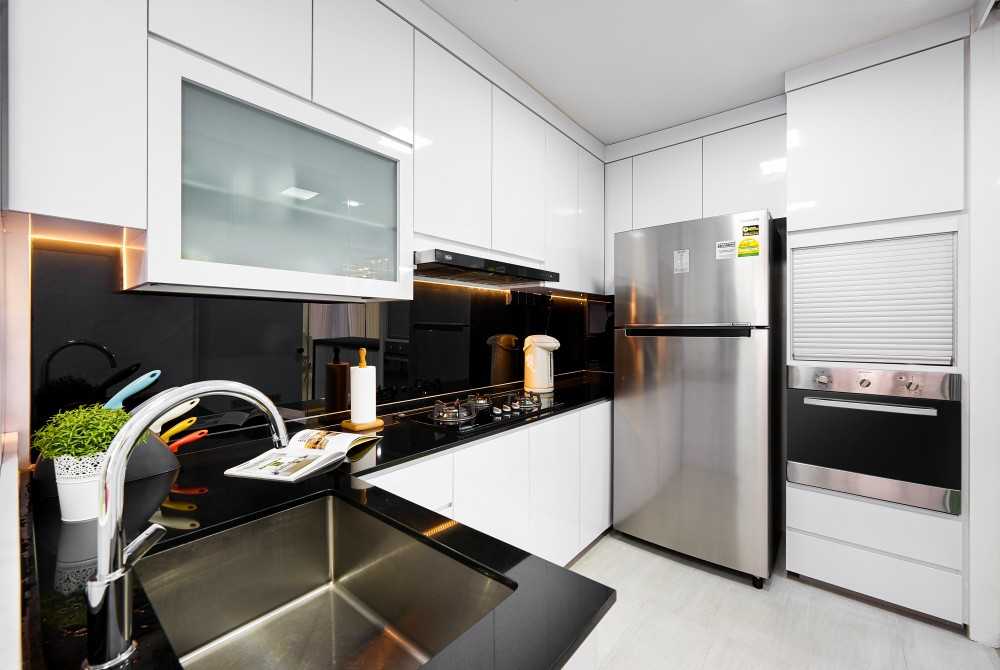 Modern Kitchen with Countertop and Homogeneous Tiles