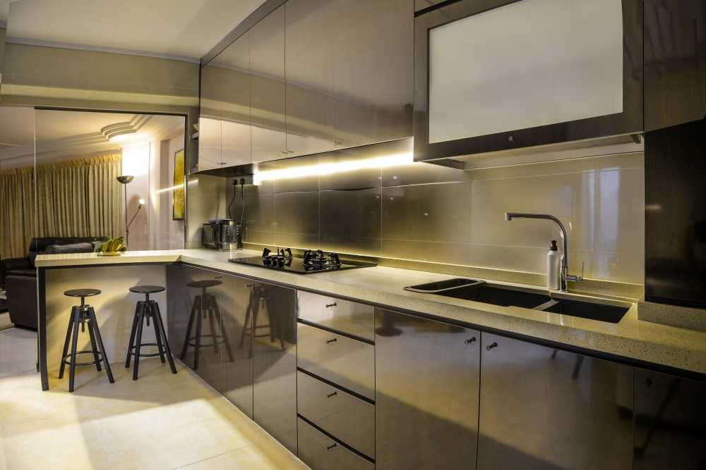 Modern Kitchen with Countertop and Kitchen Backsplash