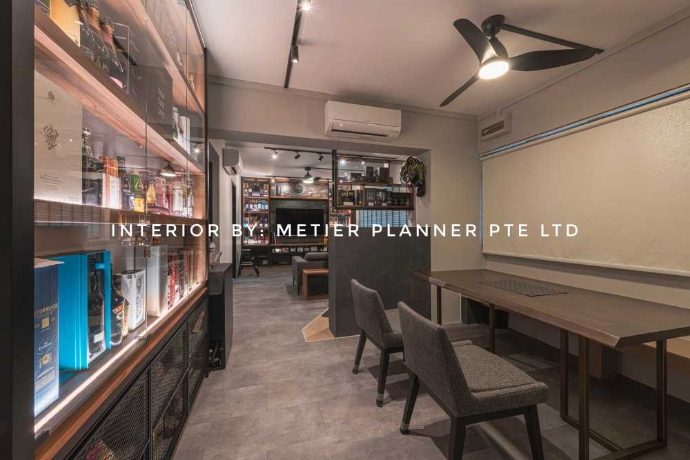 Industrial Dining Room with Dining Table and Dining Chairs