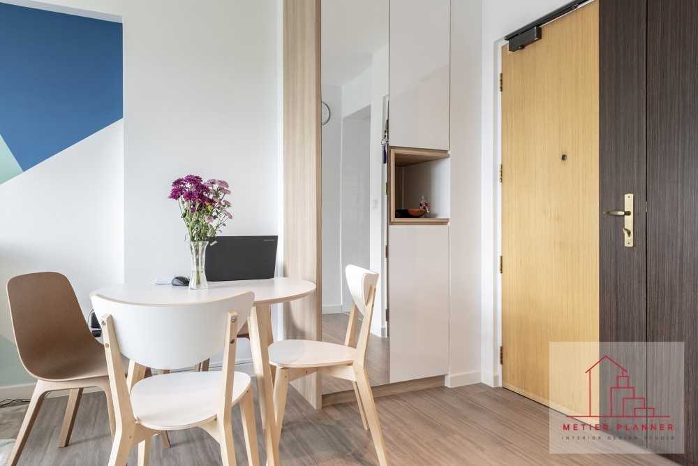 Scandinavian Foyer with Vinyl Flooring and Dining Table