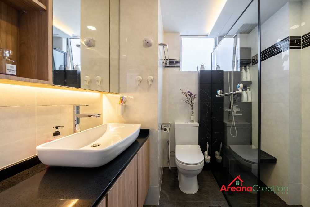 Contemporary Bathroom with Bathtub and Shower Screen