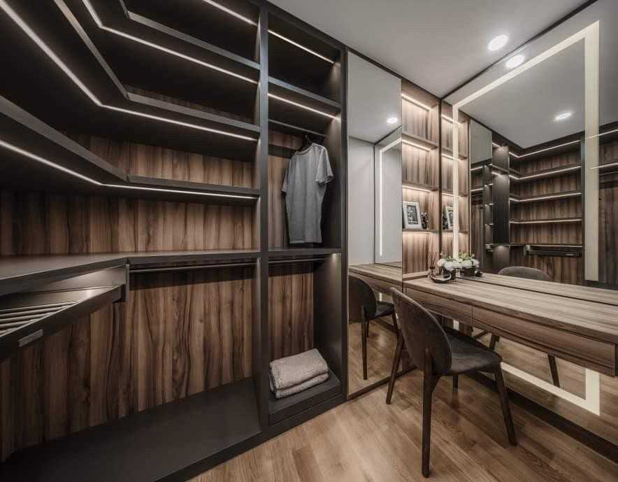 Contemporary Walk-in Wardrobe with Mirror and Wardrobe