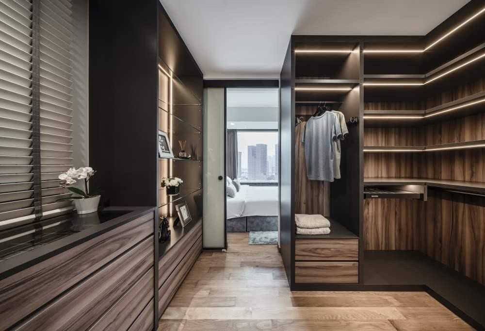 Contemporary Walk-in Wardrobe with Mirror and Glass Door