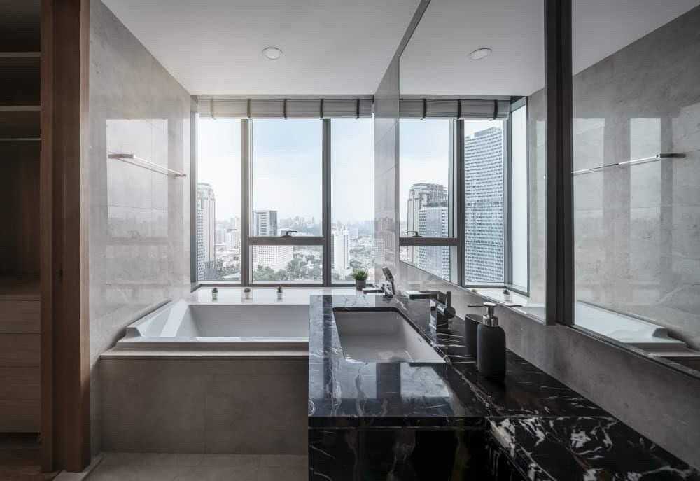 Contemporary Bathroom with Bathtub and Shower Screen