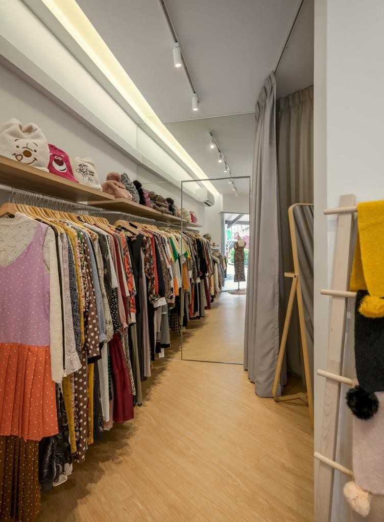 Modern Retail with Vinyl Flooring and Mirror
