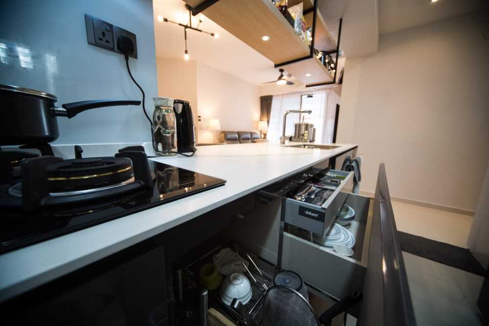 Contemporary Kitchen with Open Kitchen and Kitchen Backsplash