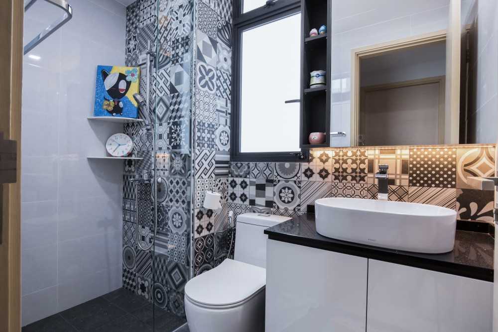 Contemporary Bathroom with Countertop and Homogeneous Tiles