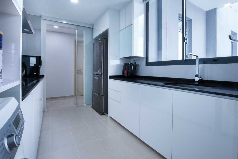 Contemporary Kitchen with Countertop and Homogeneous Tiles