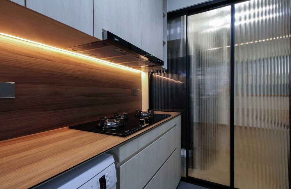 Scandinavian Kitchen with Countertop and Open Kitchen