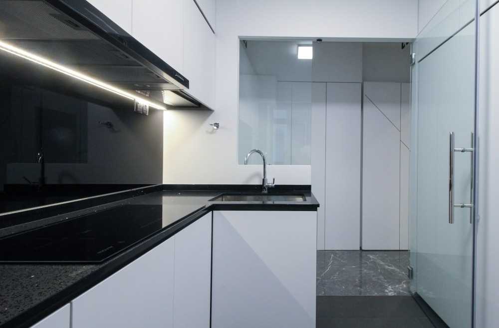 Minimalist Kitchen with Countertop and Homogeneous Tiles