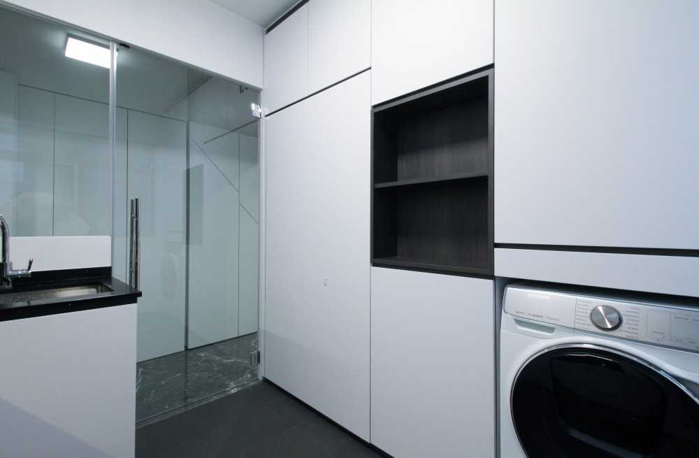 Minimalist Kitchen with Countertop and Homogeneous Tiles