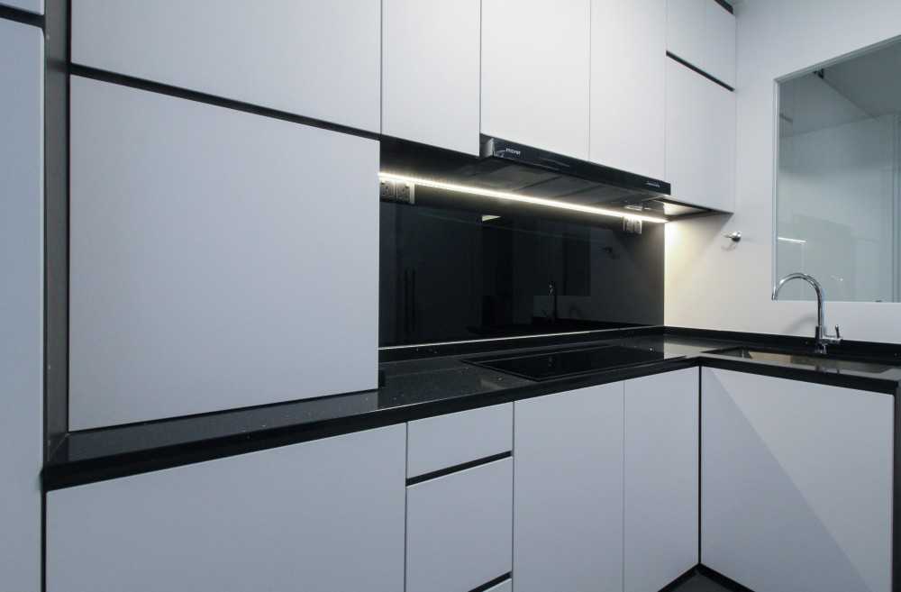 Minimalist Kitchen with Countertop and Homogeneous Tiles