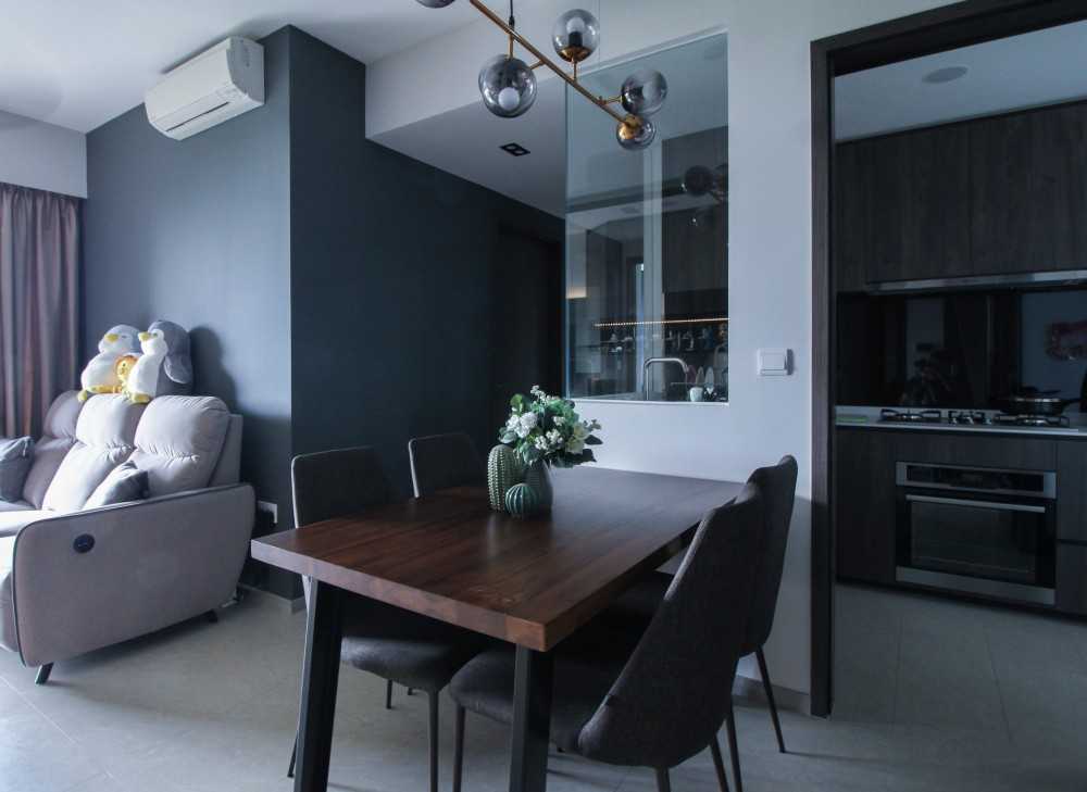 Modern Dining Room with Cove Lighting and Dining Table