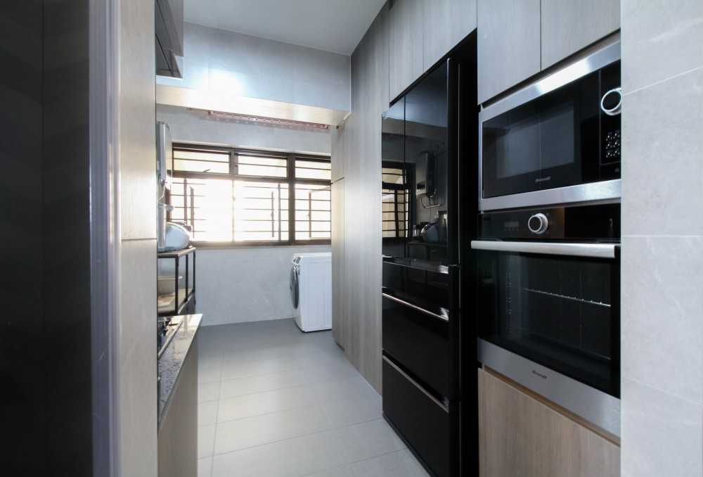Contemporary Kitchen with Countertop and Homogeneous Tiles