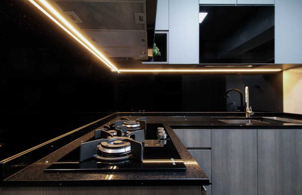 Contemporary Kitchen with Countertop and Kitchen Backsplash