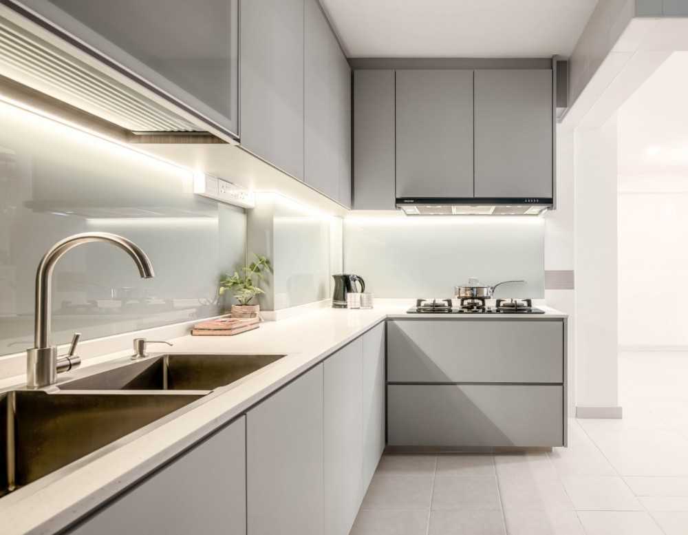 Modern Kitchen with Open Kitchen and Kitchen Accessories