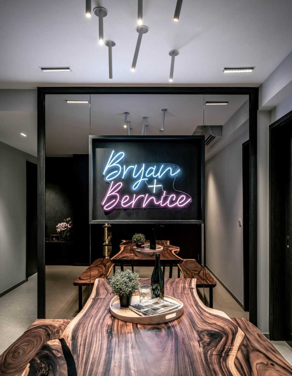 Contemporary Dining Room with Dining Table and Dining Chairs