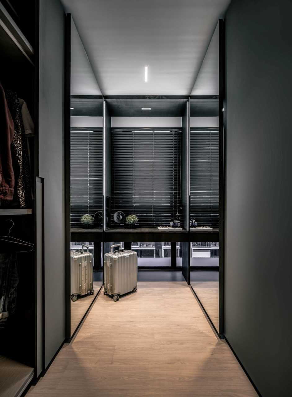 Contemporary Walk-in Wardrobe with Vinyl Flooring and Wardrobe