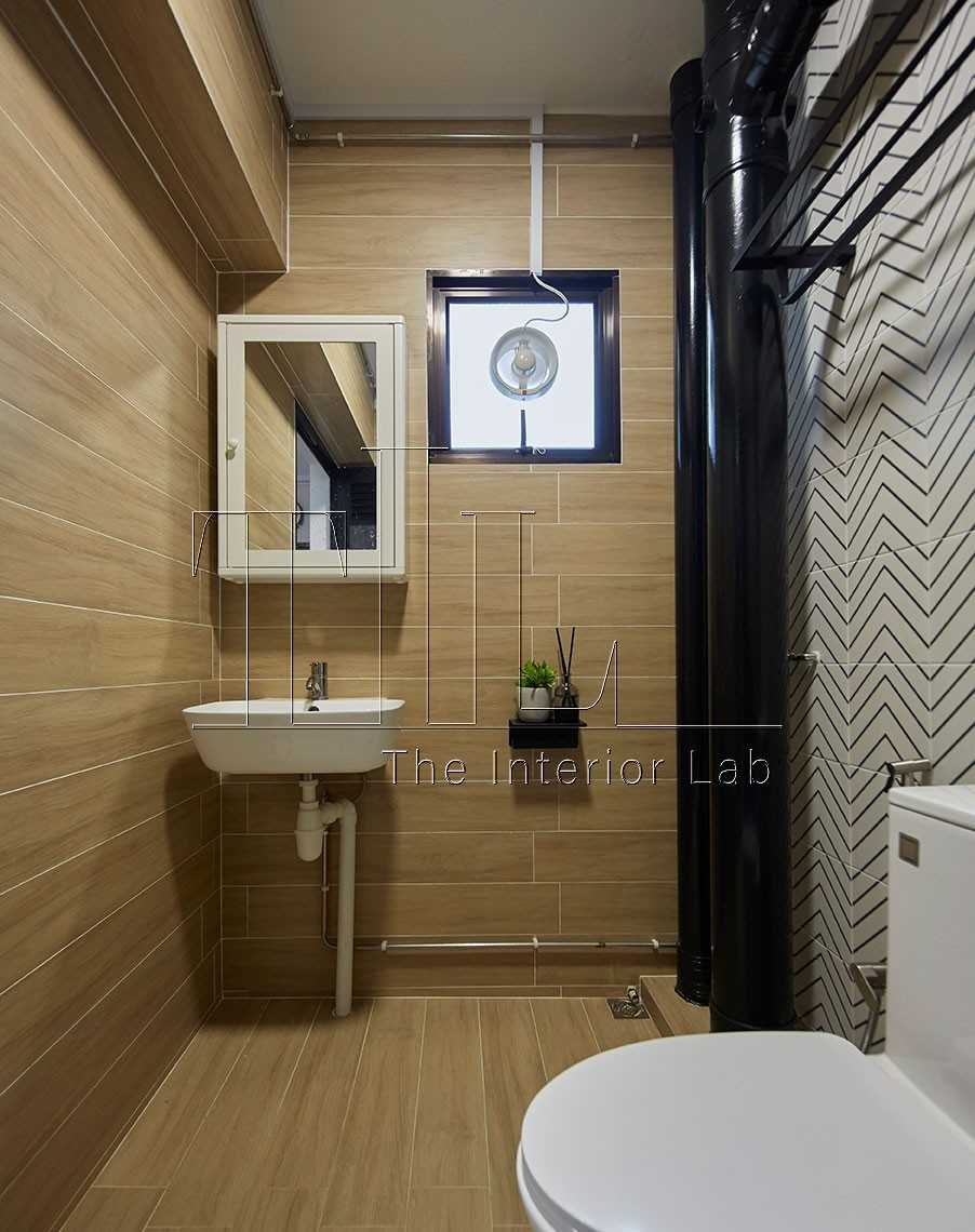 Eclectic Bathroom with Homogeneous Tiles and Mirror