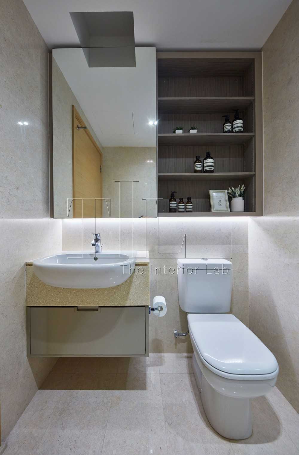 Modern Bathroom with Countertop and Mirror