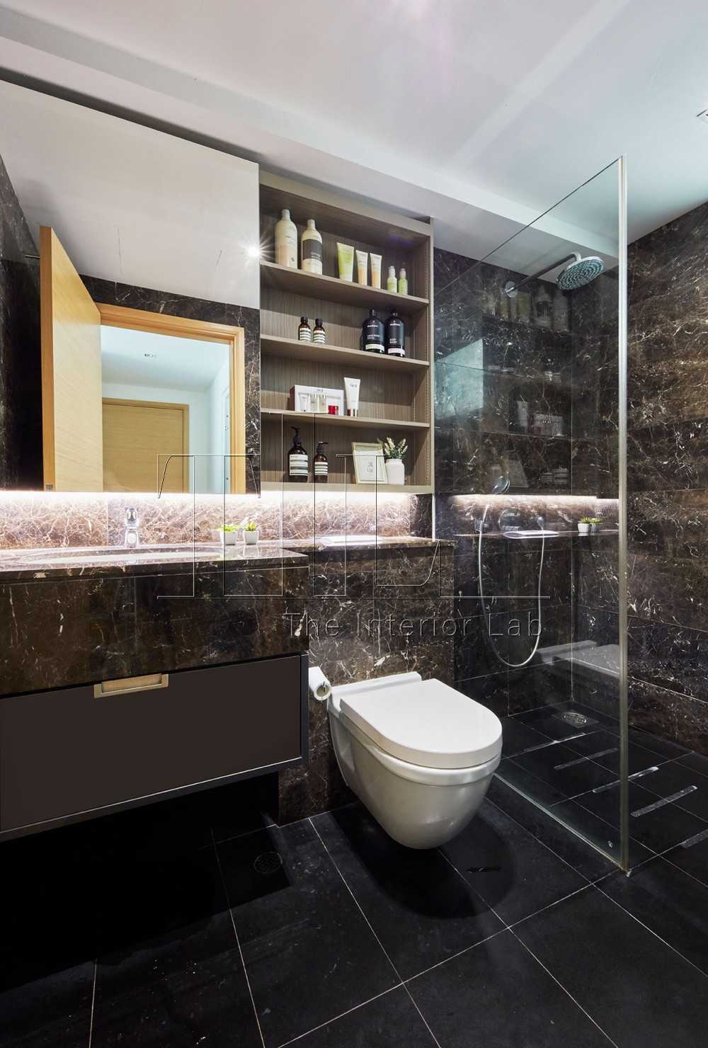 Modern Bathroom with Countertop and Mirror