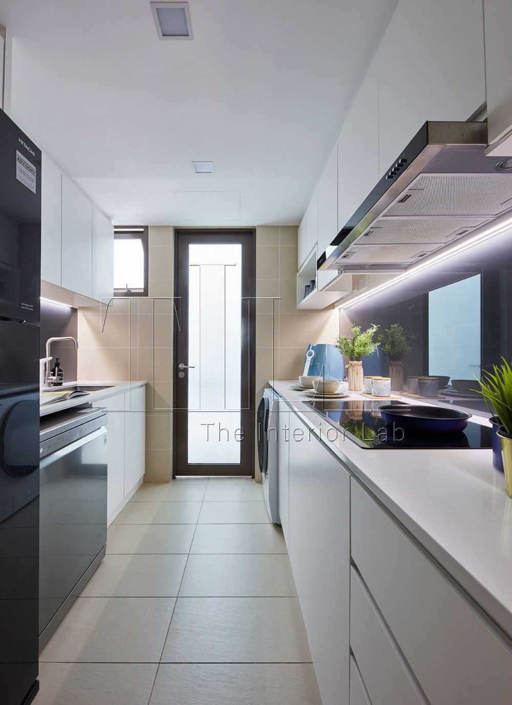 Modern Kitchen with Countertop and Homogeneous Tiles