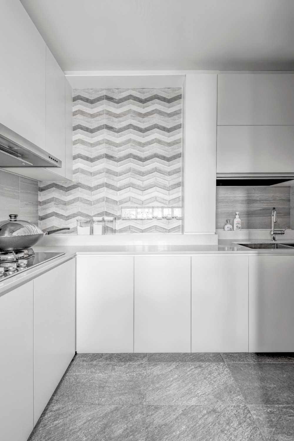 Contemporary Kitchen with Countertop and Open Kitchen
