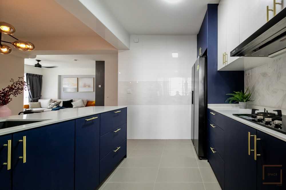 Minimalist Kitchen with Kitchen Island and Open Kitchen