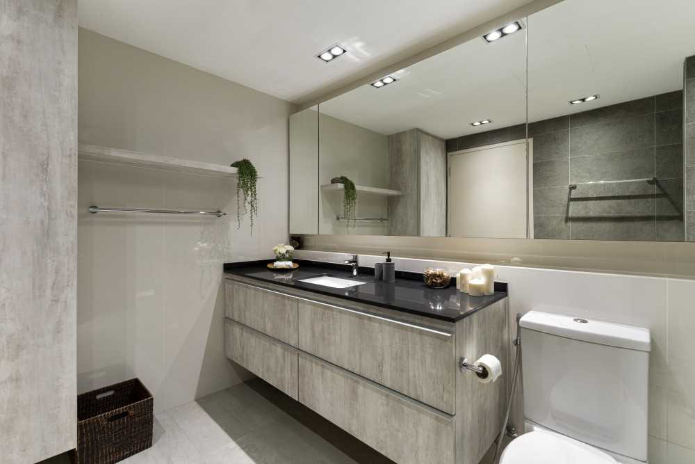 Modern Bathroom with Homogeneous Tiles and Mirror