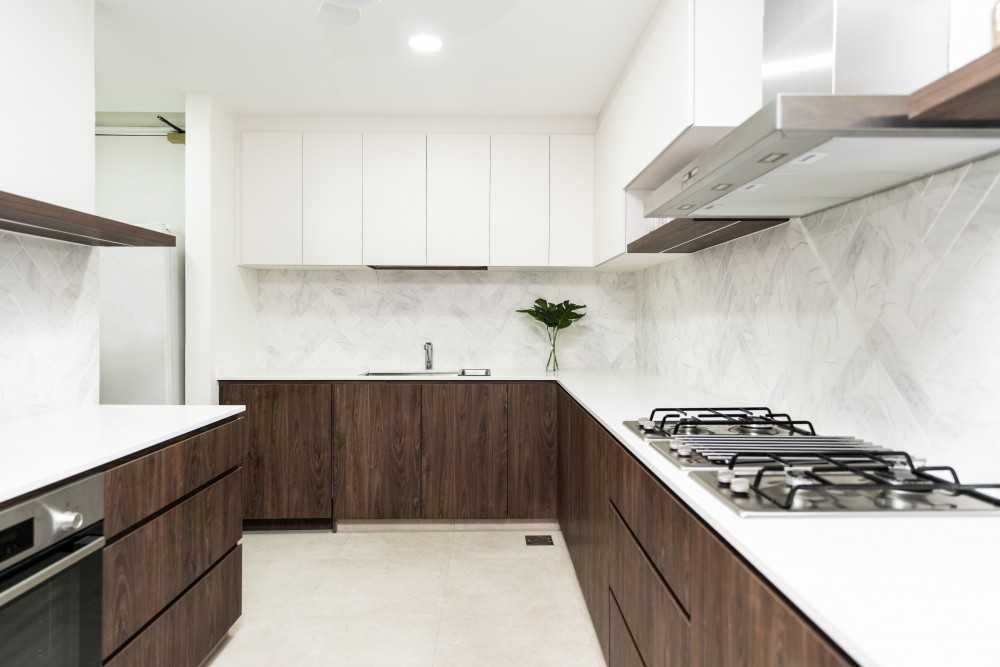 Modern Kitchen with Countertop and Homogeneous Tiles