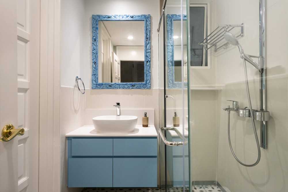 Modern Bathroom with Countertop and Homogeneous Tiles