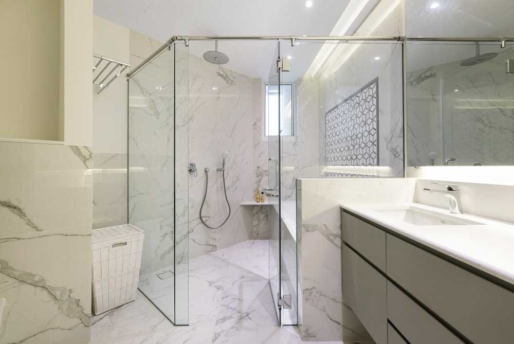 Modern Bathroom with Marble Floor and Feature Wall