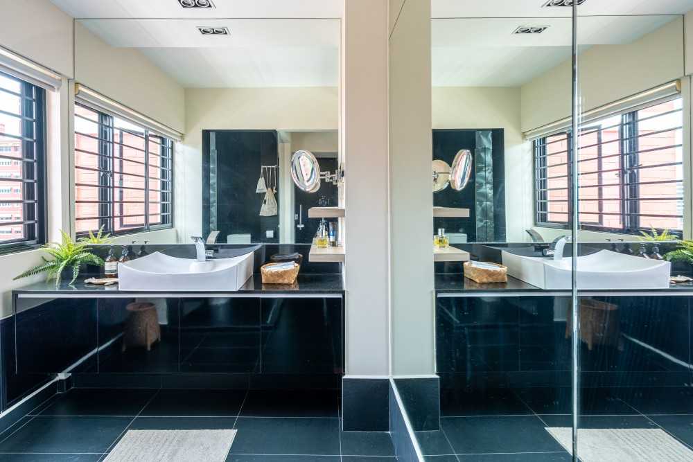 Modern Bathroom with Countertop and Homogeneous Tiles