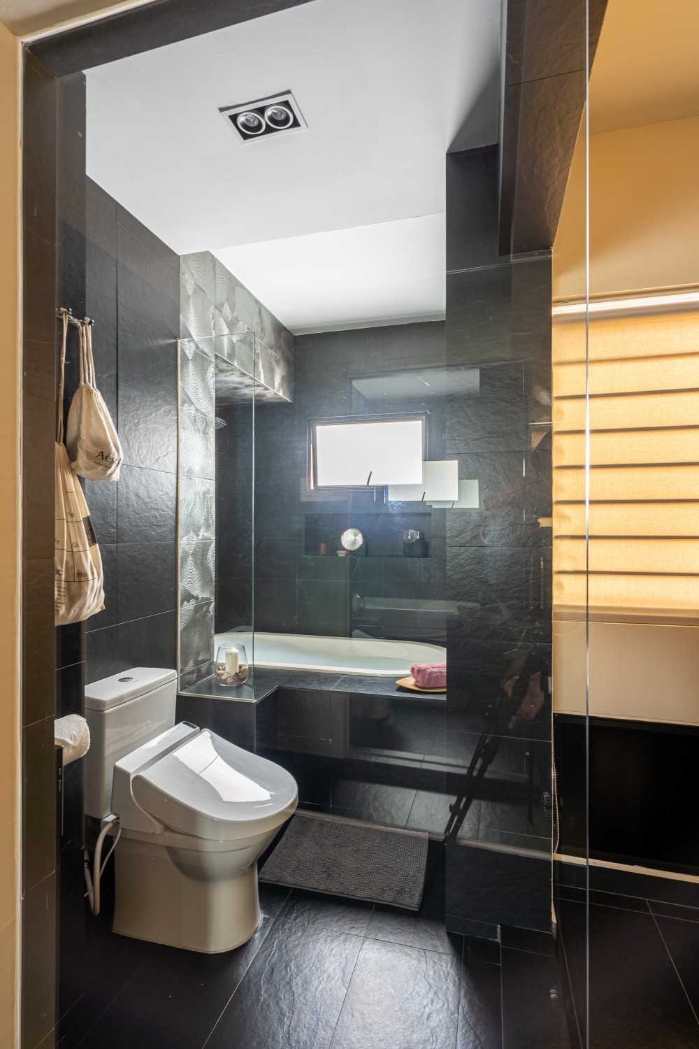 Modern Bathroom with Homogeneous Tiles and Bathtub