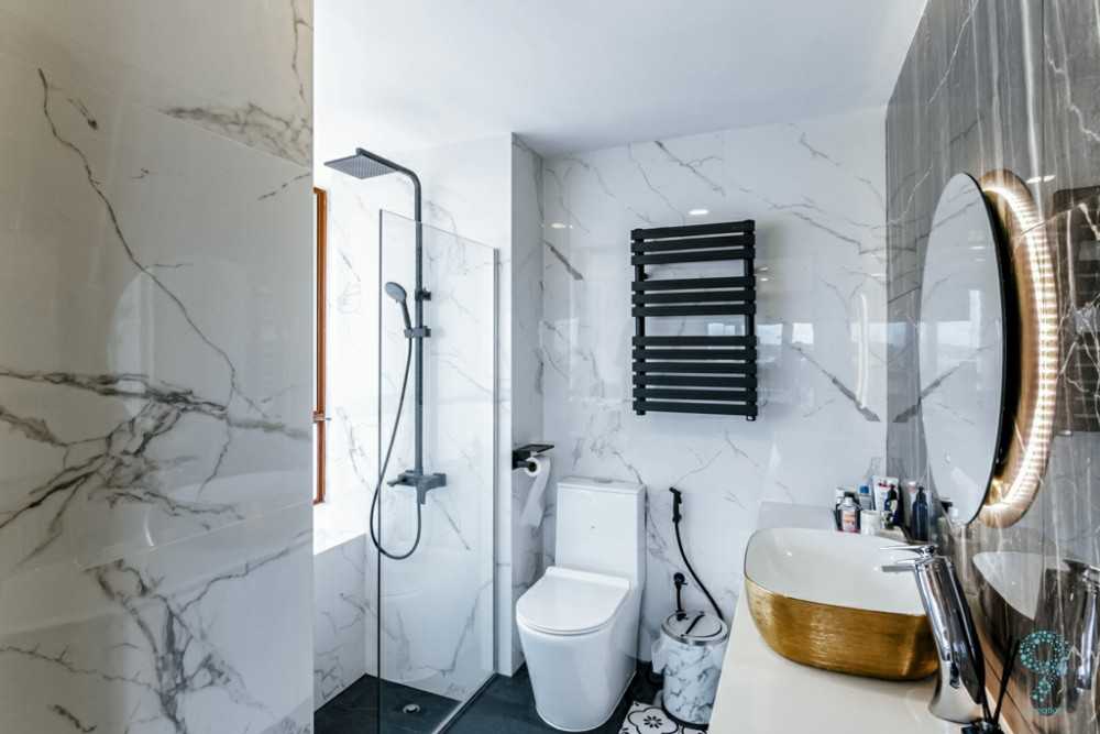 Modern Bathroom with Feature Wall and Mirror