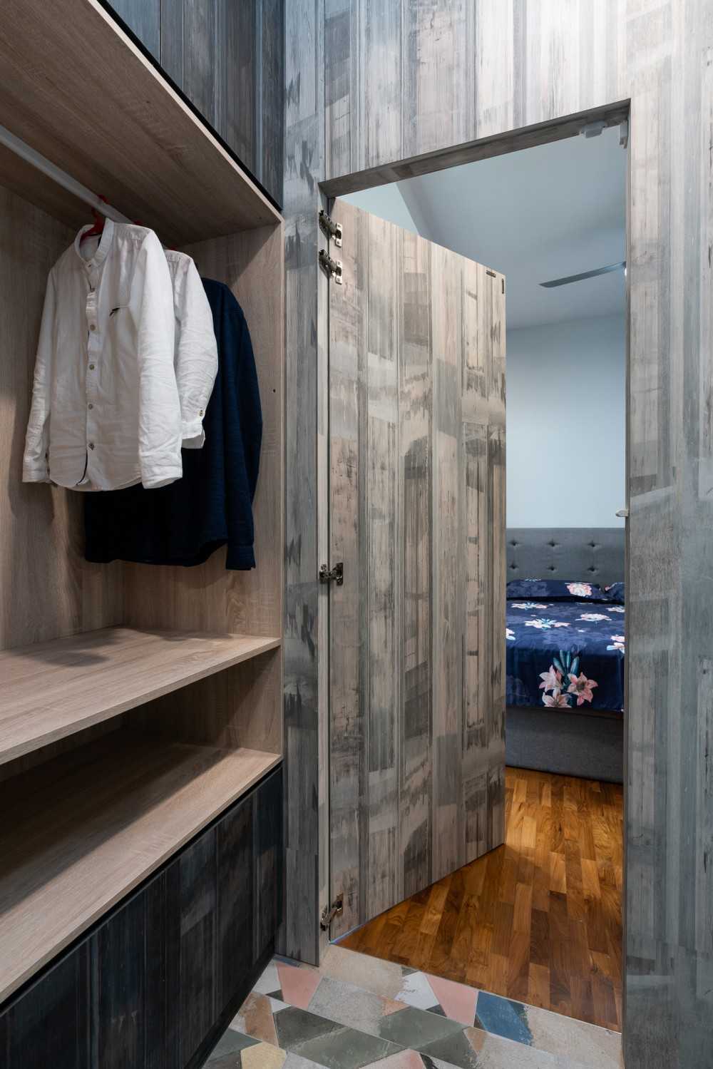 Contemporary Walk-in Wardrobe with Wardrobe and Small Storage